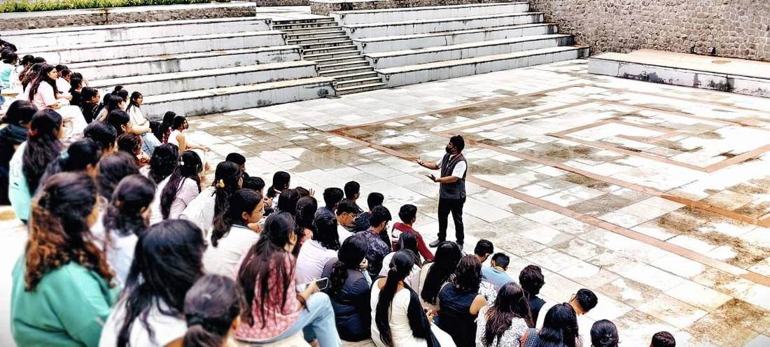 Open-air amphitheatre session