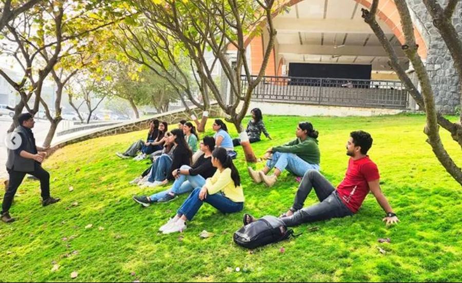 Open-air dialogue with students under trees